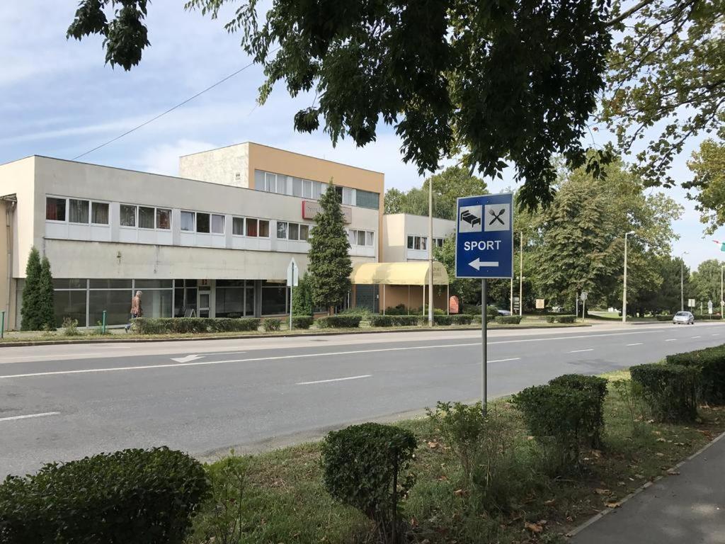 Sport Hotel Татабанья Экстерьер фото