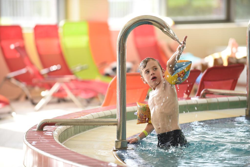 Sport Hotel Татабанья Экстерьер фото